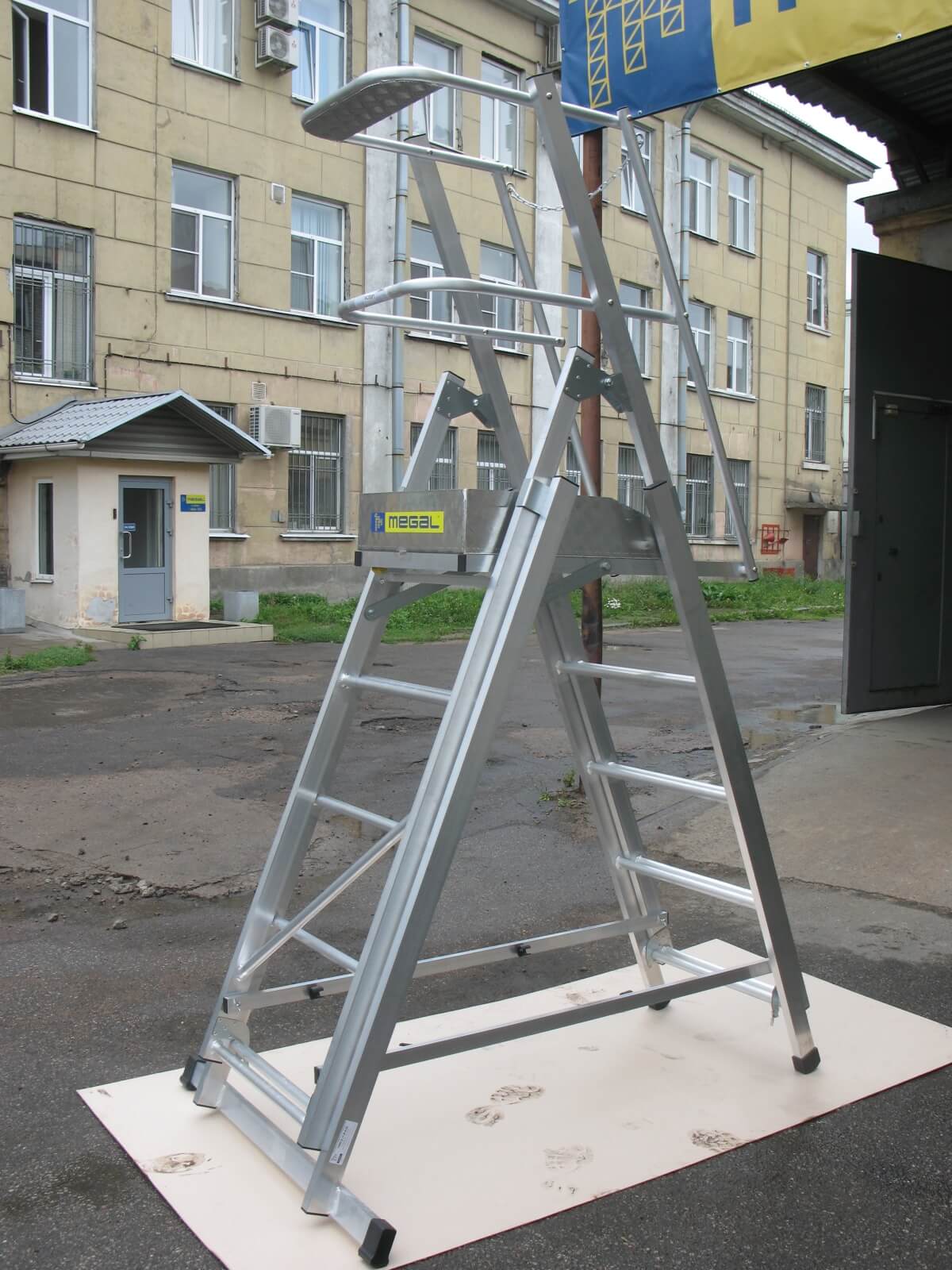 Алюминиевые лестницы с платформой